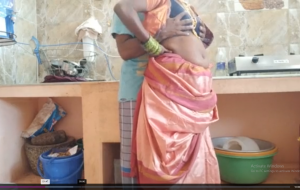 रसोई ट्रक ड्राइवर ने अपने दोस्त के साथ की देसी रण्डी की जबरदस्त चुदाई